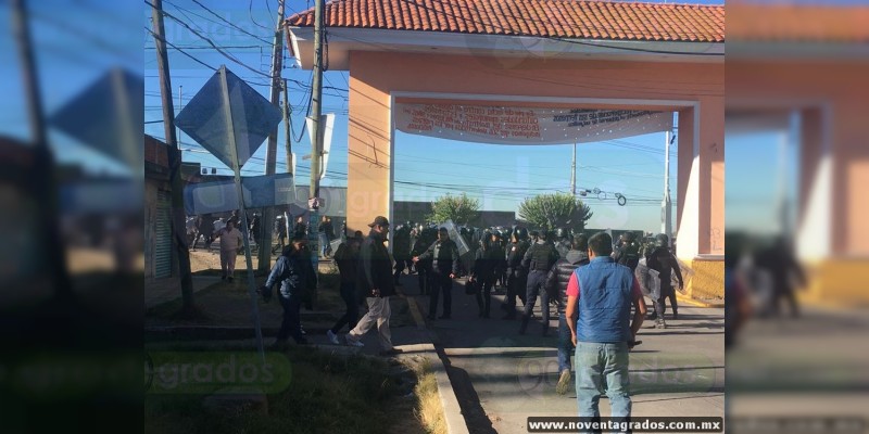 Se enfrentan policías y habitantes de Uruapan, Michoacán  - Foto 0 