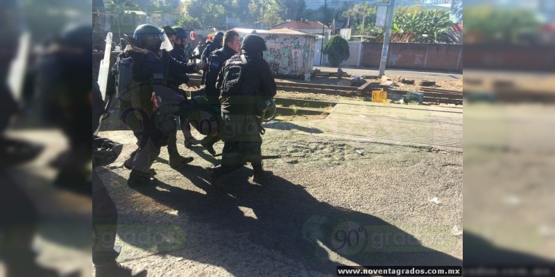 Se enfrentan policías y habitantes de Uruapan, Michoacán  - Foto 1 