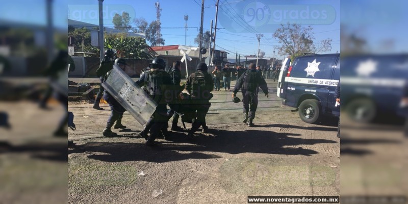 Se enfrentan policías y habitantes de Uruapan, Michoacán  - Foto 2 
