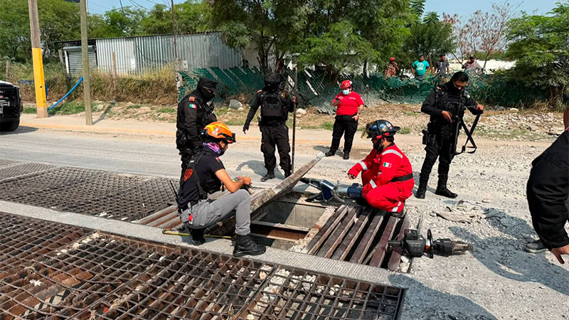 Rescatan a adulto mayor atrapado en una alcantarilla de Monterrey, Nuevo León; aseguró que se ocultaba de personas que lo perseguían 