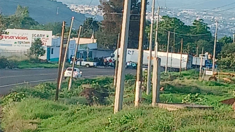 Pobladores bloquean carretera Los Reyes-Jacona para exigir reanudación de obra carretera 