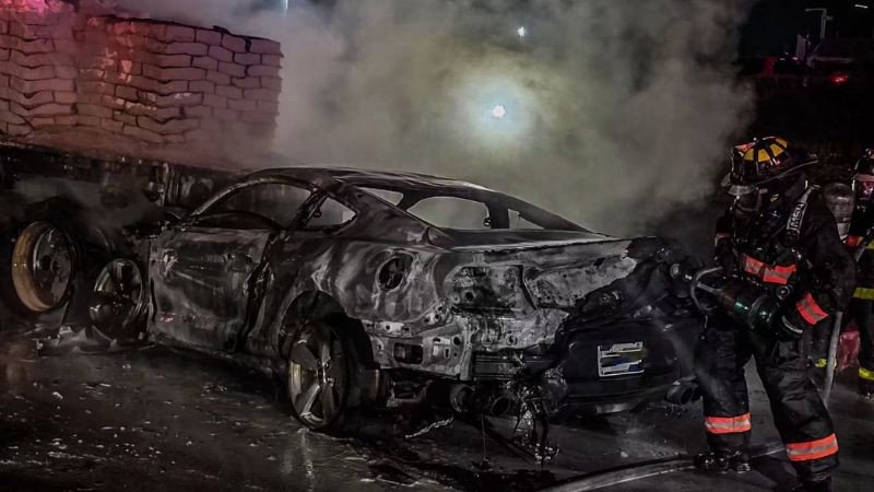 Accidente en la autopista México-Querétaro deja un vehículo quemado 