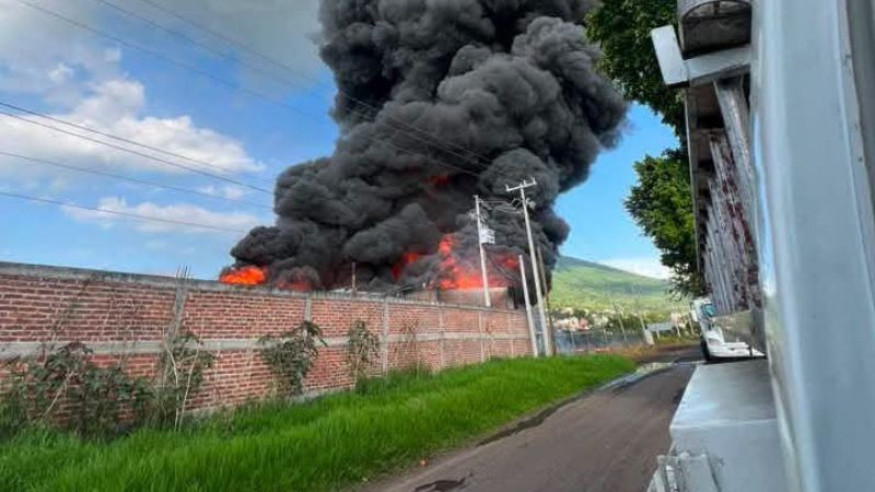 Incendio de bodega en Villamar, Michoacán, moviliza a bomberos de diferentes municipios 