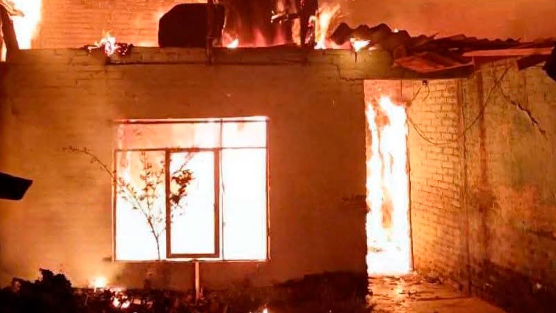 Voraz incendio en Uruapan, Michoacán deja tres propiedades consumidas por el fuego  