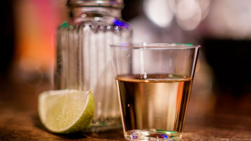 Aumenta a 6 el número de víctimas mortales por tequila adulterado en Guanajuato 