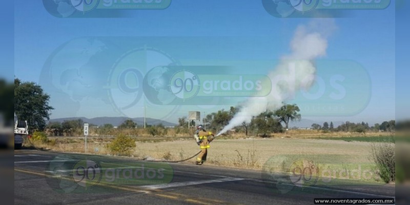 Tanhuato: Causa emergencia fuga de combustible sobre carretera federal - Foto 0 