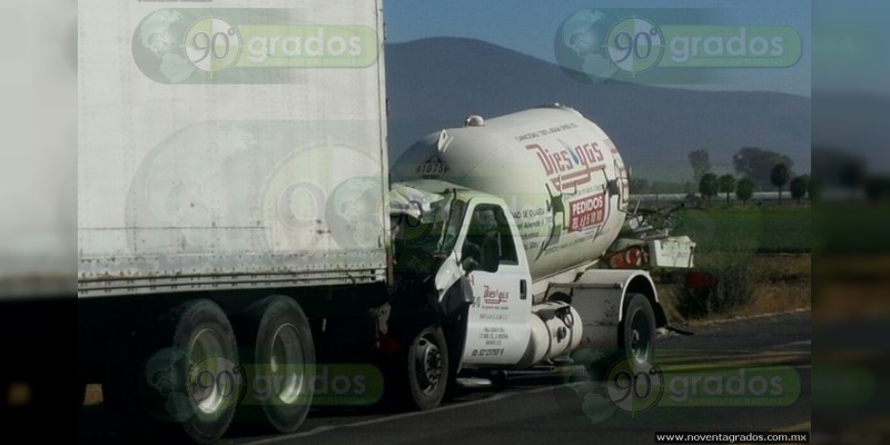 Tanhuato: Causa emergencia fuga de combustible sobre carretera federal - Foto 1 