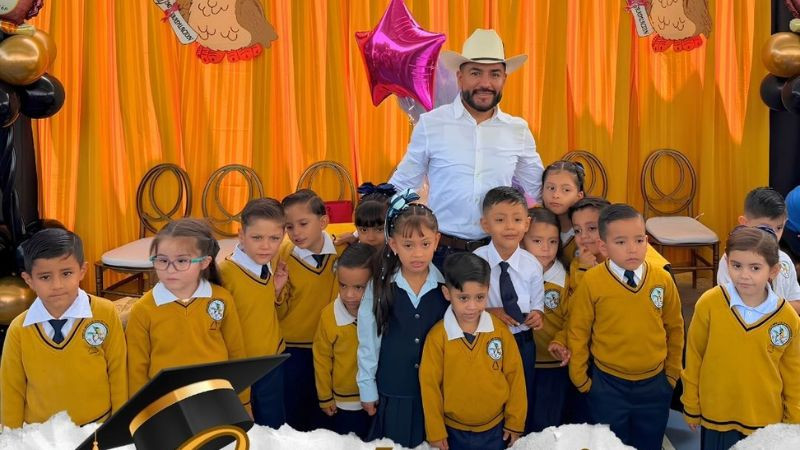 Humberto Jiménez refrenda su compromiso con la educación al apadrinar generación de preescolar en Los Reyes 