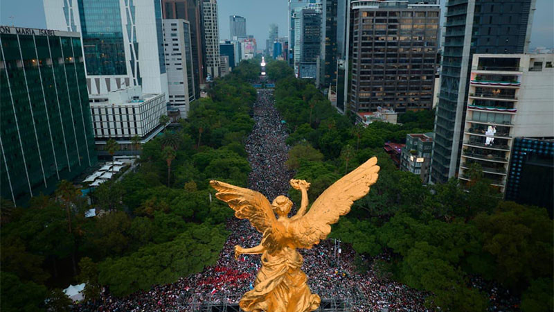 Celebran aficionados el triunfo de México abarrotando el Ángel de la Independencia 