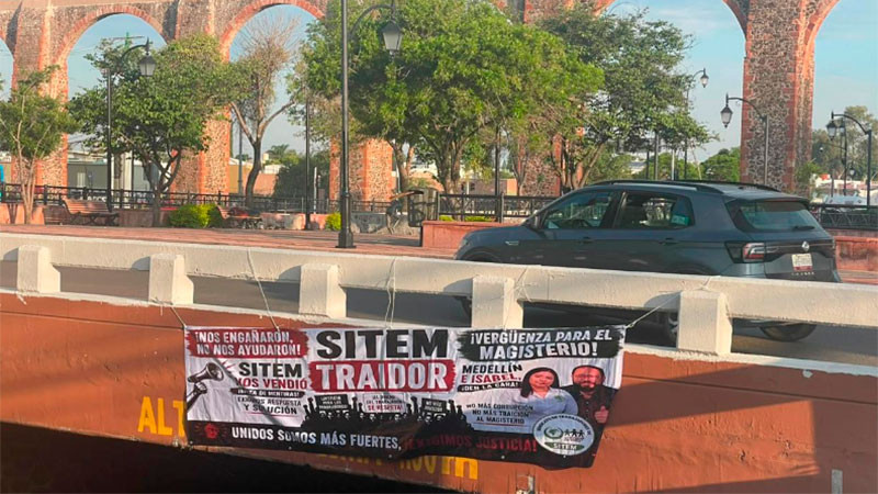 Maestros defraudados colocan mantas para visibilizar problemática en Querétaro 