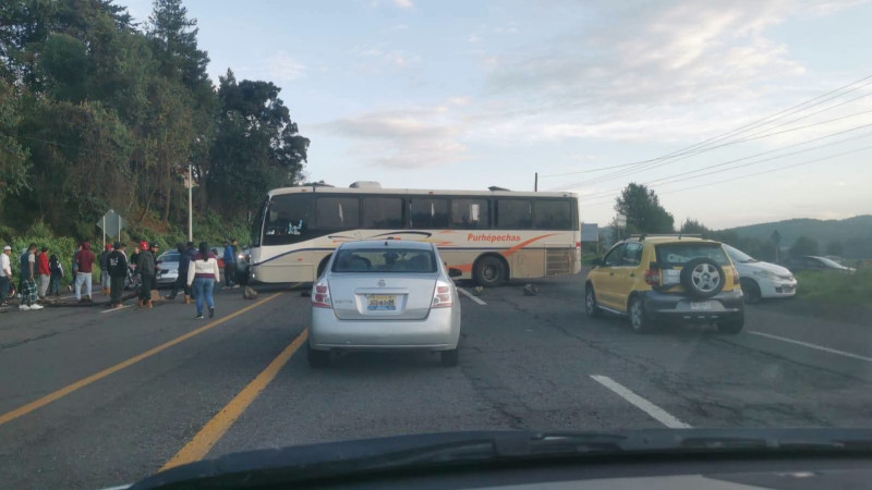 Bloquean carretera en Opopeo, Michoacán, para exigir búsqueda de desaparecido  