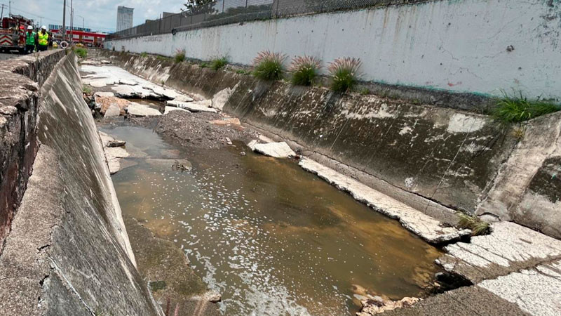Repararán autoridades estatales y municipales, socavón que se formó en el dren Cimatario 2, en avenida Candiles 
