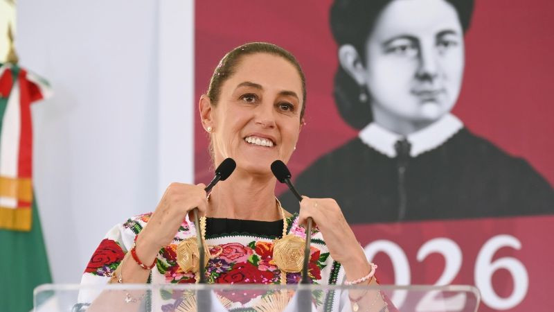 Sheinbaum entrega tarjetas de la Pensión Mujeres Bienestar en Quiroga 