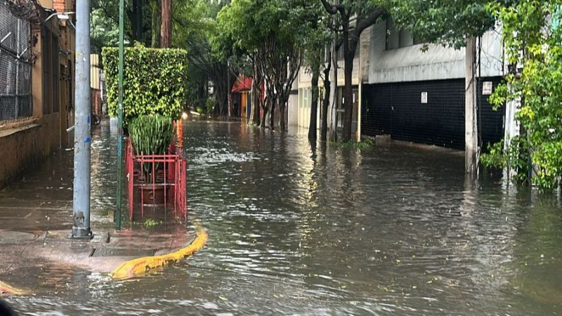 Lluvia deja encharcamientos y caos vial en varios puntos de la Ciudad de México 