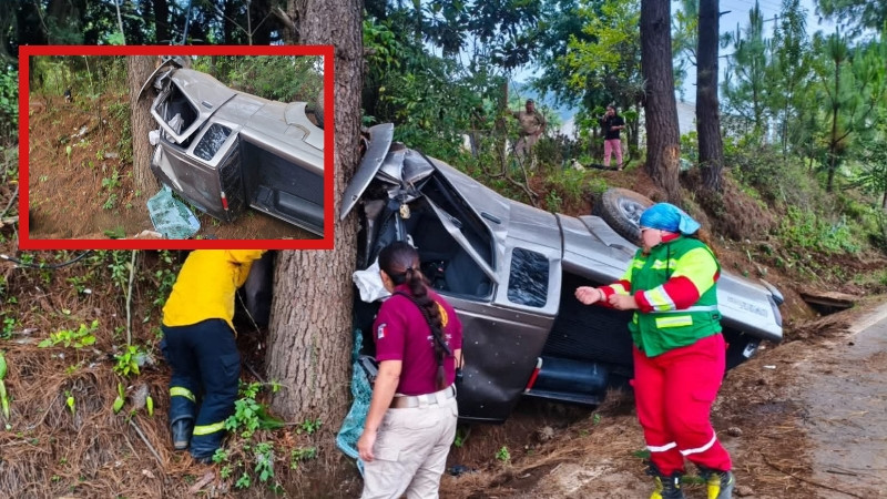 Conductor sobrevive de milagro tras estrellarse de frente contra un árbol en Tacámbaro 
