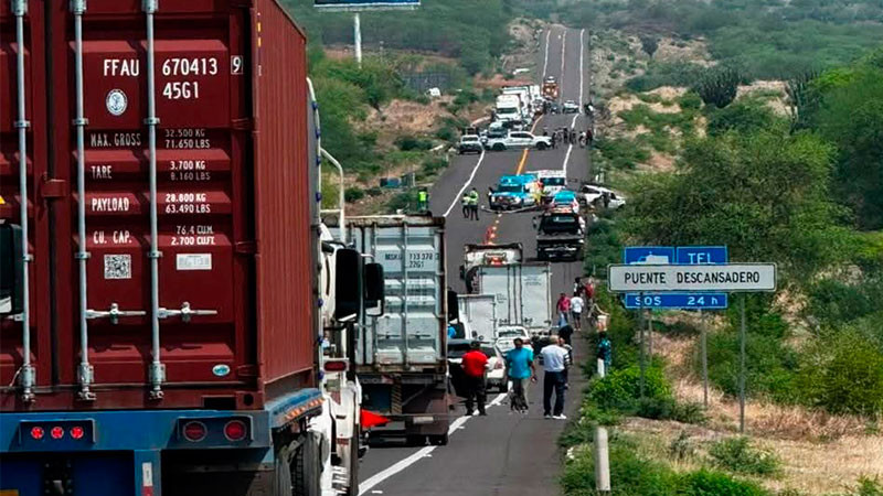 Accidente vehicular en la autopista Siglo XXI deja dos fallecidos y siete heridos a la altura de Arteaga, Michoacán 