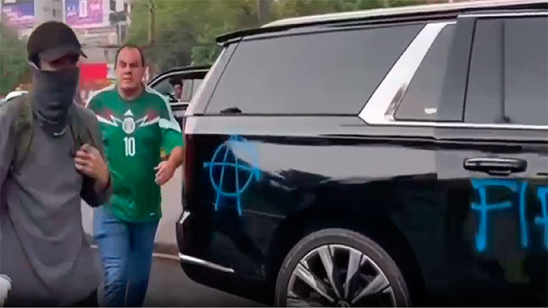 Manifestantes de La Asamblea Antimundialista confrontan a Cuauhtémoc Blanco y realizan pintas a su camioneta  