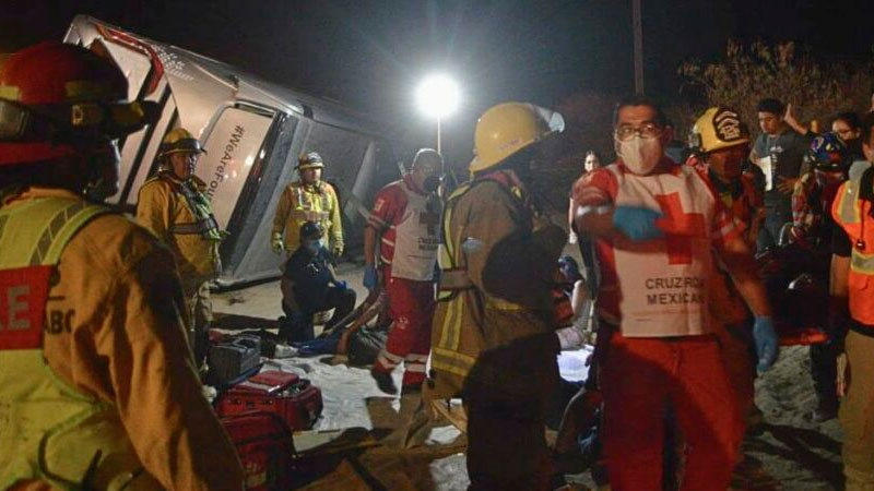 Vuelca autobús de transporte de personal en Los Cabos, BCS; hay 3 muertos y 17 heridos 
