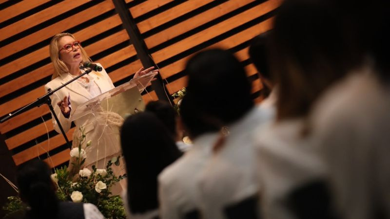 A conducirse con ética y vocación de servicio, llama Yarabí Ávila a egresados del área de la salud 