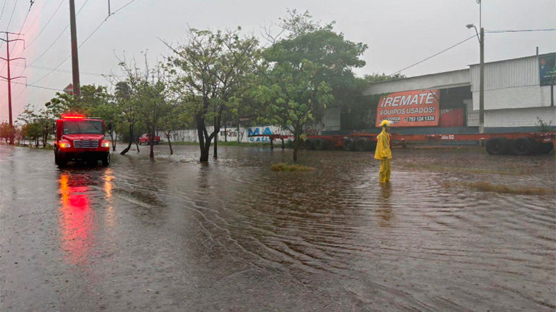 Refuerzan vigilancia en zonas de riesgo tras intensas lluvias en Lázaro Cárdenas, Michoacán  