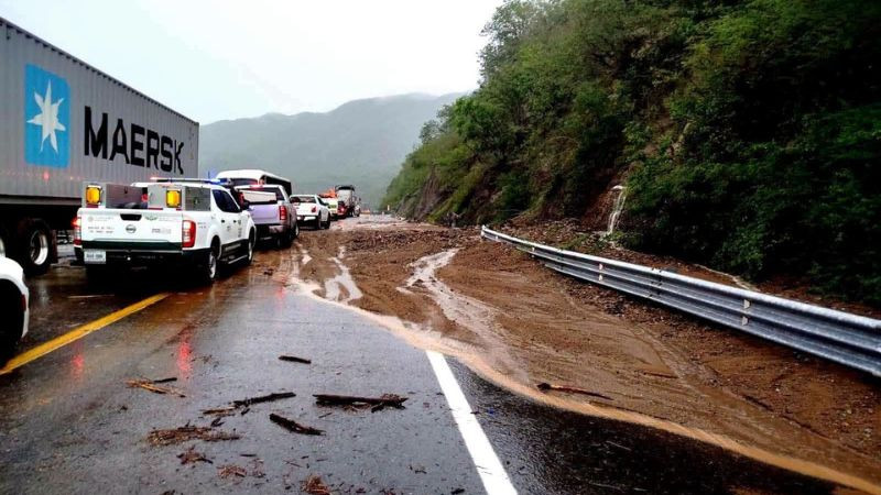 Habilitan un carril en la Autopista Siglo XXI tras deslave cerca del Puente Infiernillo 