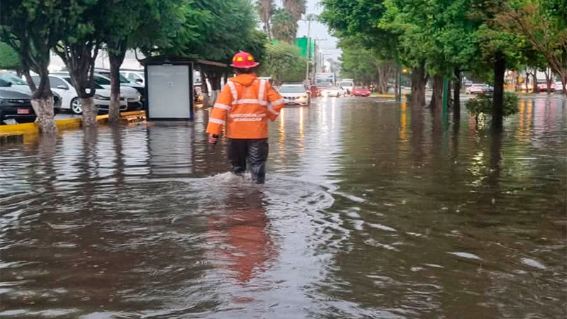 Lluvias provocan inundaciones y complicaciones viales en distintos puntos de Morelia 