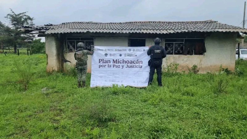 Aseguran explosivos improvisados y equipo táctico en vivienda abandonada en Queréndaro, Michoacán 