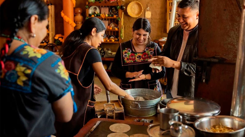 Impulsan riqueza cultural con equipamiento a cocineras tradicionales y ecoturismo 