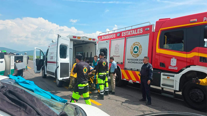 Choque vehicular en la autopista Morelia-Salamanca, deja una persona sin vida y tres heridos