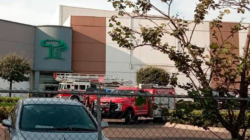 Restaurante de comida japonesa sufre daños por incendio en Plaza Patio, en la capital de Querétaro 