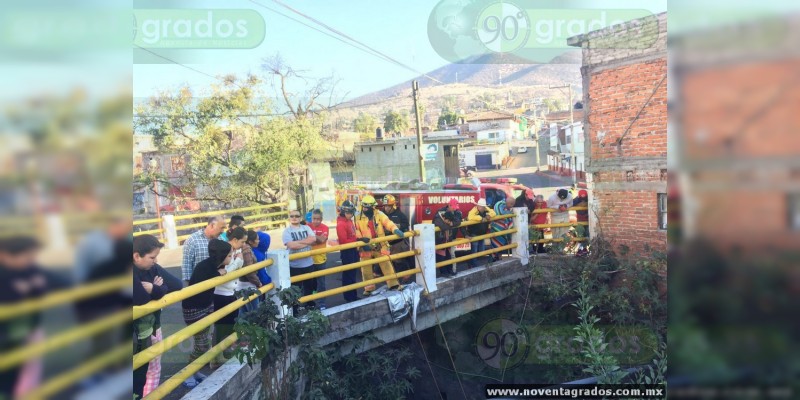 Cae al río desde casi 10 metros de altura, en Jiménez, Michoacán - Foto 0 