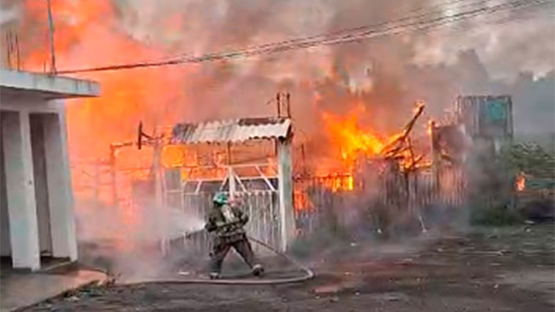 Se registra fuerte incendio en Uruapan, Michoacán; hay varias viviendas dañadas 