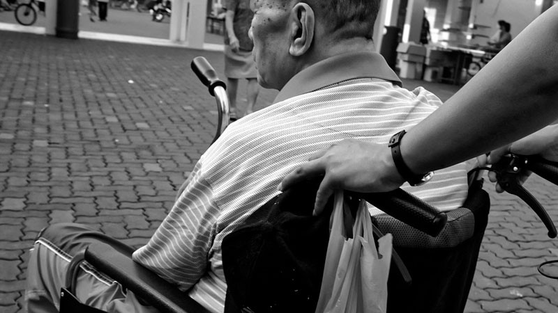 Abandonan a abuelito enfermo de cáncer en Palmira, Colombia 