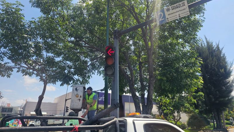 Sedum vigila la operación de la red semafórica y llama a conducir con precaución 