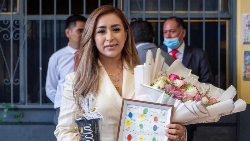 Grecia Aguilar acompaña la graduación de la generación 2020-2026 de la Primaria Leona Vicario en Zitácuaro 