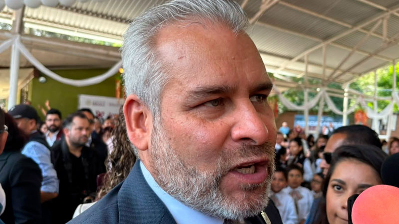 Becas universales, hito en educación, considera Bedolla; estamos cumpliendo, afirma 