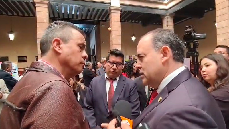 Mariano Sánchez llega con empujones al Congreso y presidente de Mesa Directiva le pide conducirse con respeto 