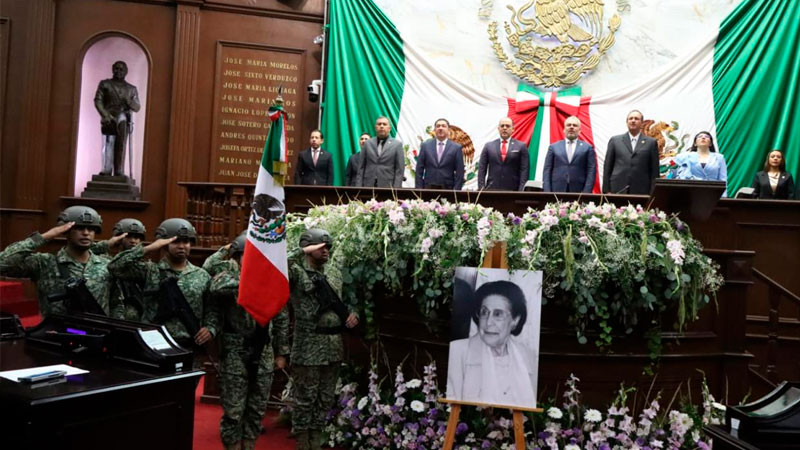 Reconoce Congreso de Michoacán trayectoria de Amalia Solórzano con letras doradas en recinto legislativo 