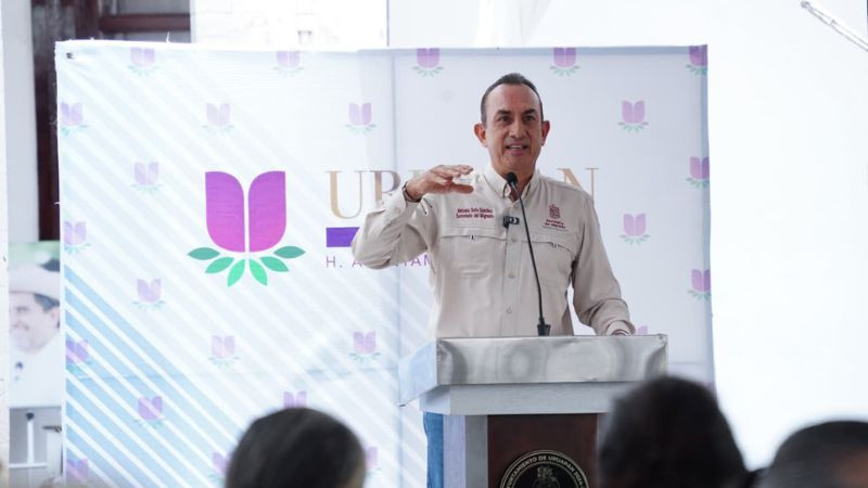 Semigrante entrega visas de Reencuentro Familiar y tarjetas de descuento en Uruapan 