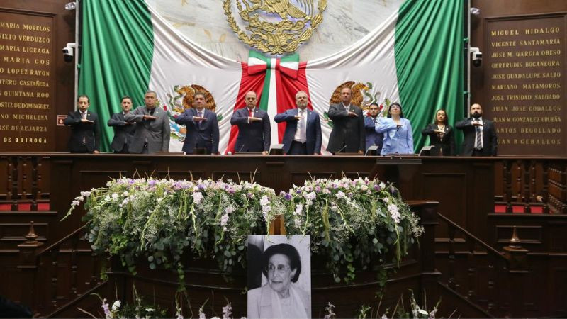 Inscriben con letras doradas el nombre de Amalia Solórzano en el Congreso; Bedolla destaca su legado 