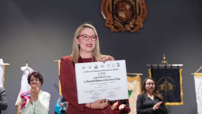 UMSNH, Recibe la venera al mérito institucional en el fortalecimiento del Estado Derecho por parte de la comunidad jurídica 