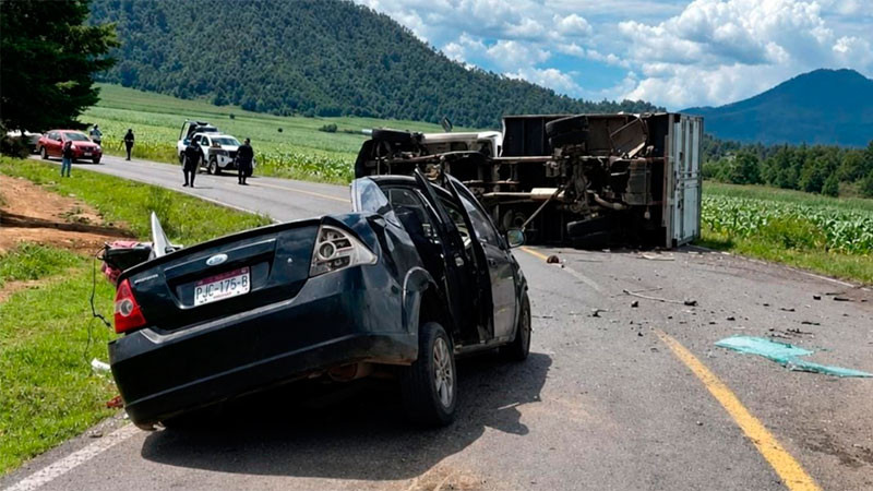 Fallecen dos personas en accidente vehicular en Paracho, Michoacán 