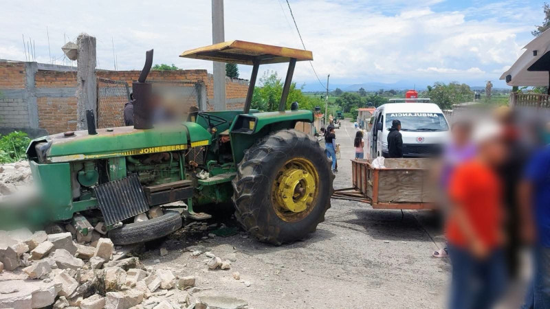 Tractor sin frenos se estrella contra una vivienda en Álvaro Obregón, Michoacán; hay dos lesionados 