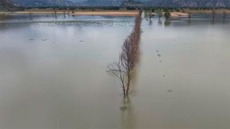 Creciente de laguna obliga al cierre preventivo de carretera en Eloxochitlán, Hidalgo 
