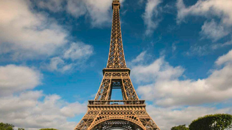 Ola de calor provoca cierre temprano de sitios turísticos en París, Francia 
