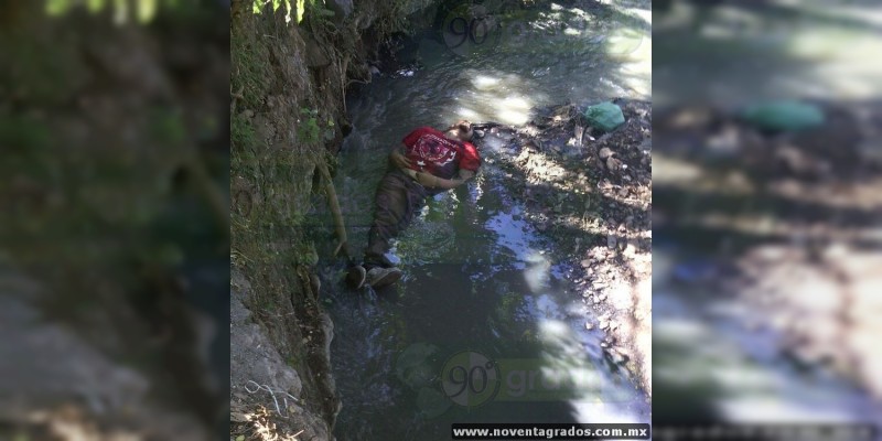 En río de Uruapan, Michoacán localizan cadáver baleado 