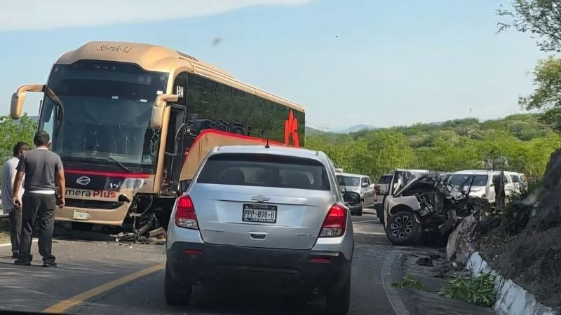 Conductor pierde la vida tras chocar contra camión de pasajeros en la autopista Siglo XXI