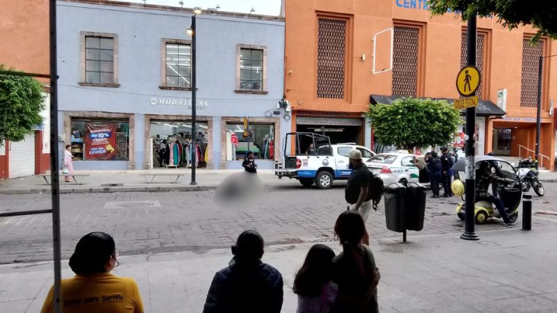 Elemento de Tránsito resulta lesionado tras ser presuntamente arrollado por taxista en Celaya 