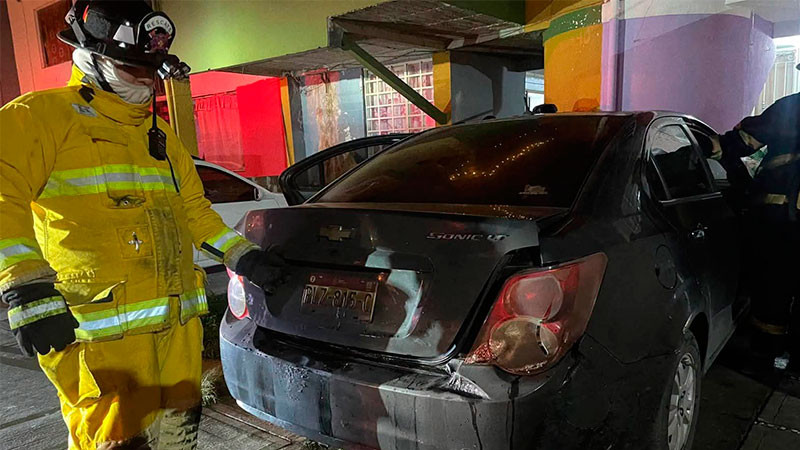 Desconocidos prenden fuego a un vehículo en la colonia Valle Real de Uruapan, Michoacán  