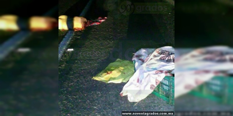 Abandonan cadáver desmembrado y narcomensaje en Parácuaro, Michoacán - Foto 1 